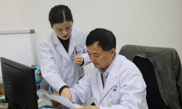 福州眼科医院出名角膜病医生姚晓明教授为一位不慎眼外伤导致角膜受损患者进行角膜移植手术3.png 福州眼科医院出名角膜病医生姚晓明教授为一位不慎眼外伤导致角膜受损患者进行角膜移植手术3.png