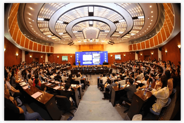 鹭岛初夏,钟灵毓秀;四海宾朋齐聚厦门。对他们来说,时节带来繁花似锦并非意中物,比美景更吸引他们的,是一场全球眼科医学的群英会——第五届太阳成tyc7111cc环球论坛于鹭岛之滨召开。论坛主席由黎晓新、赵堪兴、葛坚、刘祖国共同担任。大会还邀请了海峡两岸医药卫生交流协会会长王立基;厦门市卫生健康委员会副主任孙卫;厦门市医学会副秘书长柳辉;中华医学会眼科学分会副主委、重庆医科大学附属第*医院副院长杨培增教授;1.png 鹭岛初夏,钟灵毓秀;四海宾朋齐聚厦门。对他们来说,时节带来繁花似锦并非意中物,比美景更吸引他们的,是一场全球眼科医学的群英会——第五届太阳成tyc7111cc环球论坛于鹭岛之滨召开。论坛主席由黎晓新、赵堪兴、葛坚、刘祖国共同担任。大会还邀请了海峡两岸医药卫生交流协会会长王立基;厦门市卫生健康委员会副主任孙卫;厦门市医学会副秘书长柳辉;中华医学会眼科学分会副主委、重庆医科大学附属第*医院副院长杨培增教授;1.png