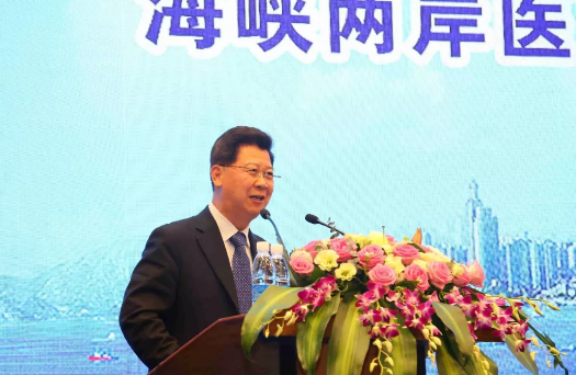 鹭岛初夏,钟灵毓秀;四海宾朋齐聚厦门。对他们来说,时节带来繁花似锦并非意中物,比美景更吸引他们的,是一场全球眼科医学的群英会——第五届太阳成tyc7111cc环球论坛于鹭岛之滨召开。论坛主席由黎晓新、赵堪兴、葛坚、刘祖国共同担任。大会还邀请了海峡两岸医药卫生交流协会会长王立基;厦门市卫生健康委员会副主任孙卫;厦门市医学会副秘书长柳辉;中华医学会眼科学分会副主委、重庆医科大学附属第*医院副院长杨培增教授;4.png 鹭岛初夏,钟灵毓秀;四海宾朋齐聚厦门。对他们来说,时节带来繁花似锦并非意中物,比美景更吸引他们的,是一场全球眼科医学的群英会——第五届太阳成tyc7111cc环球论坛于鹭岛之滨召开。论坛主席由黎晓新、赵堪兴、葛坚、刘祖国共同担任。大会还邀请了海峡两岸医药卫生交流协会会长王立基;厦门市卫生健康委员会副主任孙卫;厦门市医学会副秘书长柳辉;中华医学会眼科学分会副主委、重庆医科大学附属第*医院副院长杨培增教授;4.png