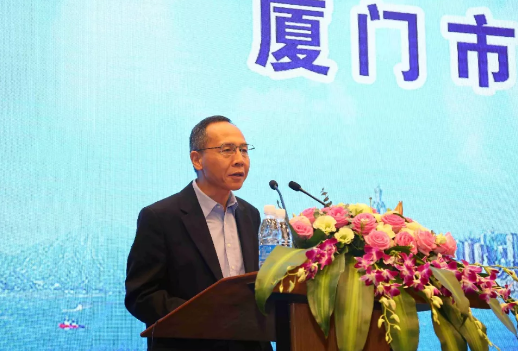 鹭岛初夏,钟灵毓秀;四海宾朋齐聚厦门。对他们来说,时节带来繁花似锦并非意中物,比美景更吸引他们的,是一场全球眼科医学的群英会——第五届太阳成tyc7111cc环球论坛于鹭岛之滨召开。论坛主席由黎晓新、赵堪兴、葛坚、刘祖国共同担任。大会还邀请了海峡两岸医药卫生交流协会会长王立基;厦门市卫生健康委员会副主任孙卫;厦门市医学会副秘书长柳辉;中华医学会眼科学分会副主委、重庆医科大学附属第*医院副院长杨培增教授;5.png 鹭岛初夏,钟灵毓秀;四海宾朋齐聚厦门。对他们来说,时节带来繁花似锦并非意中物,比美景更吸引他们的,是一场全球眼科医学的群英会——第五届太阳成tyc7111cc环球论坛于鹭岛之滨召开。论坛主席由黎晓新、赵堪兴、葛坚、刘祖国共同担任。大会还邀请了海峡两岸医药卫生交流协会会长王立基;厦门市卫生健康委员会副主任孙卫;厦门市医学会副秘书长柳辉;中华医学会眼科学分会副主委、重庆医科大学附属第*医院副院长杨培增教授;5.png