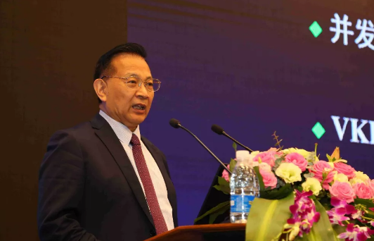 鹭岛初夏,钟灵毓秀;四海宾朋齐聚厦门。对他们来说,时节带来繁花似锦并非意中物,比美景更吸引他们的,是一场全球眼科医学的群英会——第五届太阳成tyc7111cc环球论坛于鹭岛之滨召开。论坛主席由黎晓新、赵堪兴、葛坚、刘祖国共同担任。大会还邀请了海峡两岸医药卫生交流协会会长王立基;厦门市卫生健康委员会副主任孙卫;厦门市医学会副秘书长柳辉;中华医学会眼科学分会副主委、重庆医科大学附属第*医院副院长杨培增教授;7.png 鹭岛初夏,钟灵毓秀;四海宾朋齐聚厦门。对他们来说,时节带来繁花似锦并非意中物,比美景更吸引他们的,是一场全球眼科医学的群英会——第五届太阳成tyc7111cc环球论坛于鹭岛之滨召开。论坛主席由黎晓新、赵堪兴、葛坚、刘祖国共同担任。大会还邀请了海峡两岸医药卫生交流协会会长王立基;厦门市卫生健康委员会副主任孙卫;厦门市医学会副秘书长柳辉;中华医学会眼科学分会副主委、重庆医科大学附属第*医院副院长杨培增教授;7.png