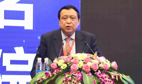 鹭岛初夏,钟灵毓秀;四海宾朋齐聚厦门。对他们来说,时节带来繁花似锦并非意中物,比美景更吸引他们的,是一场全球眼科医学的群英会——第五届太阳成tyc7111cc环球论坛于鹭岛之滨召开。论坛主席由黎晓新、赵堪兴、葛坚、刘祖国共同担任。大会还邀请了海峡两岸医药卫生交流协会会长王立基;厦门市卫生健康委员会副主任孙卫;厦门市医学会副秘书长柳辉;中华医学会眼科学分会副主委、重庆医科大学附属第*医院副院长杨培增教授;10.png 鹭岛初夏,钟灵毓秀;四海宾朋齐聚厦门。对他们来说,时节带来繁花似锦并非意中物,比美景更吸引他们的,是一场全球眼科医学的群英会——第五届太阳成tyc7111cc环球论坛于鹭岛之滨召开。论坛主席由黎晓新、赵堪兴、葛坚、刘祖国共同担任。大会还邀请了海峡两岸医药卫生交流协会会长王立基;厦门市卫生健康委员会副主任孙卫;厦门市医学会副秘书长柳辉;中华医学会眼科学分会副主委、重庆医科大学附属第*医院副院长杨培增教授;10.png