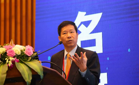 鹭岛初夏,钟灵毓秀;四海宾朋齐聚厦门。对他们来说,时节带来繁花似锦并非意中物,比美景更吸引他们的,是一场全球眼科医学的群英会——第五届太阳成tyc7111cc环球论坛于鹭岛之滨召开。论坛主席由黎晓新、赵堪兴、葛坚、刘祖国共同担任。大会还邀请了海峡两岸医药卫生交流协会会长王立基;厦门市卫生健康委员会副主任孙卫;厦门市医学会副秘书长柳辉;中华医学会眼科学分会副主委、重庆医科大学附属第*医院副院长杨培增教授;11.png 鹭岛初夏,钟灵毓秀;四海宾朋齐聚厦门。对他们来说,时节带来繁花似锦并非意中物,比美景更吸引他们的,是一场全球眼科医学的群英会——第五届太阳成tyc7111cc环球论坛于鹭岛之滨召开。论坛主席由黎晓新、赵堪兴、葛坚、刘祖国共同担任。大会还邀请了海峡两岸医药卫生交流协会会长王立基;厦门市卫生健康委员会副主任孙卫;厦门市医学会副秘书长柳辉;中华医学会眼科学分会副主委、重庆医科大学附属第*医院副院长杨培增教授;11.png