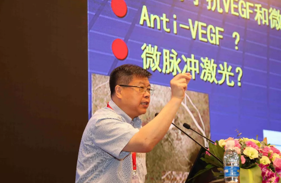 鹭岛初夏,钟灵毓秀;四海宾朋齐聚厦门。对他们来说,时节带来繁花似锦并非意中物,比美景更吸引他们的,是一场全球眼科医学的群英会——第五届太阳成tyc7111cc环球论坛于鹭岛之滨召开。论坛主席由黎晓新、赵堪兴、葛坚、刘祖国共同担任。大会还邀请了海峡两岸医药卫生交流协会会长王立基;厦门市卫生健康委员会副主任孙卫;厦门市医学会副秘书长柳辉;中华医学会眼科学分会副主委、重庆医科大学附属第*医院副院长杨培增教授;12.png 鹭岛初夏,钟灵毓秀;四海宾朋齐聚厦门。对他们来说,时节带来繁花似锦并非意中物,比美景更吸引他们的,是一场全球眼科医学的群英会——第五届太阳成tyc7111cc环球论坛于鹭岛之滨召开。论坛主席由黎晓新、赵堪兴、葛坚、刘祖国共同担任。大会还邀请了海峡两岸医药卫生交流协会会长王立基;厦门市卫生健康委员会副主任孙卫;厦门市医学会副秘书长柳辉;中华医学会眼科学分会副主委、重庆医科大学附属第*医院副院长杨培增教授;12.png