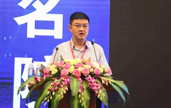 鹭岛初夏,钟灵毓秀;四海宾朋齐聚厦门。对他们来说,时节带来繁花似锦并非意中物,比美景更吸引他们的,是一场全球眼科医学的群英会——第五届太阳成tyc7111cc环球论坛于鹭岛之滨召开。论坛主席由黎晓新、赵堪兴、葛坚、刘祖国共同担任。大会还邀请了海峡两岸医药卫生交流协会会长王立基;厦门市卫生健康委员会副主任孙卫;厦门市医学会副秘书长柳辉;中华医学会眼科学分会副主委、重庆医科大学附属第*医院副院长杨培增教授;13.png 鹭岛初夏,钟灵毓秀;四海宾朋齐聚厦门。对他们来说,时节带来繁花似锦并非意中物,比美景更吸引他们的,是一场全球眼科医学的群英会——第五届太阳成tyc7111cc环球论坛于鹭岛之滨召开。论坛主席由黎晓新、赵堪兴、葛坚、刘祖国共同担任。大会还邀请了海峡两岸医药卫生交流协会会长王立基;厦门市卫生健康委员会副主任孙卫;厦门市医学会副秘书长柳辉;中华医学会眼科学分会副主委、重庆医科大学附属第*医院副院长杨培增教授;13.png