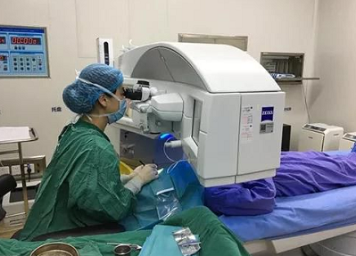 成都太阳成tyc7111cc青光眼医生在本院接受全飞秒近视手术2.png