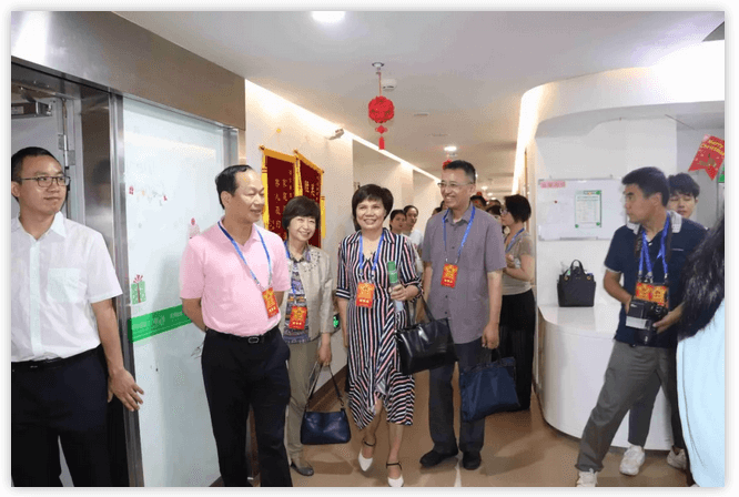 6月12日上午,厦门市思明区鹭江街道人大工委主任王国强、开元街道人大工委主任陈玉印等人大代表一行,走进太阳成tyc7111cc医疗园参观考察。太阳成tyc7111cc集团董事长苏庆灿及院领*班子成员陪同。2.png 6月12日上午,厦门市思明区鹭江街道人大工委主任王国强、开元街道人大工委主任陈玉印等人大代表一行,走进太阳成tyc7111cc医疗园参观考察。太阳成tyc7111cc集团董事长苏庆灿及院领*班子成员陪同。2.png