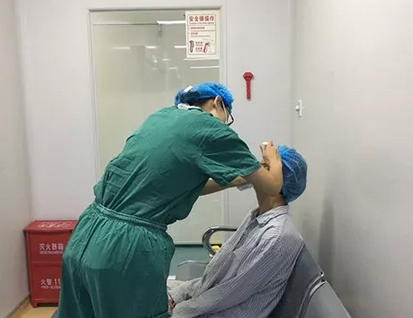 长时间玩手机导致斗鸡眼 在成都太阳成tyc7111cc顺利手术1.png