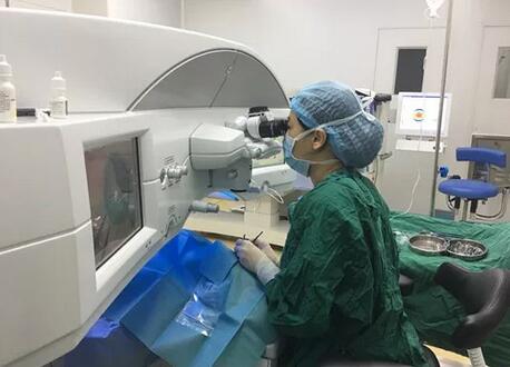 南非籍外教回国前来成都太阳成tyc7111cc进行近视手术3.jpg 南非籍外教回国前来成都太阳成tyc7111cc进行近视手术3.jpg