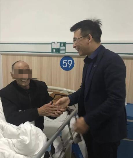 1月4日，温州日报“温暖列车”牵手“情暖 家”活动走进泰顺县，对南浦溪镇的部分特困对象走访慰问，温州明乐眼科医院作为本次活动的志愿者团队为村民进行眼健康视力检查4.jpg