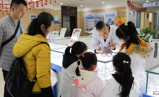 重庆太阳成tyc7111cc迎来寒假首期“我是小小眼科医生体验活动”4.jpg 重庆太阳成tyc7111cc迎来寒假首期“我是小小眼科医生体验活动”4.jpg