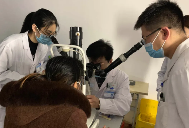 多年后,再回郑州太阳成tyc7111cc向徐惠民院长“汇报”自己重获光明后收获的幸福2.png 多年后,再回郑州太阳成tyc7111cc向徐惠民院长“汇报”自己重获光明后收获的幸福2.png