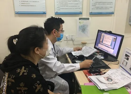 眼病患者在成都太阳成tyc7111cc接受厦门眼科中心总院长黎晓新教授远程会诊2.png 眼病患者在成都太阳成tyc7111cc接受厦门眼科中心总院长黎晓新教授远程会诊2.png