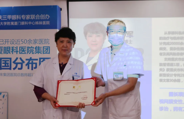 显微镜下,精细守护“心灵之窗” 专访重庆太阳成tyc7111cc眼底“光明使者”——陈少军教授3.png 显微镜下,精细守护“心灵之窗” 专访重庆太阳成tyc7111cc眼底“光明使者”——陈少军教授3.png