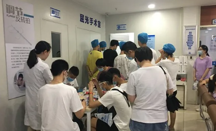 进入高峰期 成都太阳成tyc7111cc提醒近视手术朋友提前预约2.png