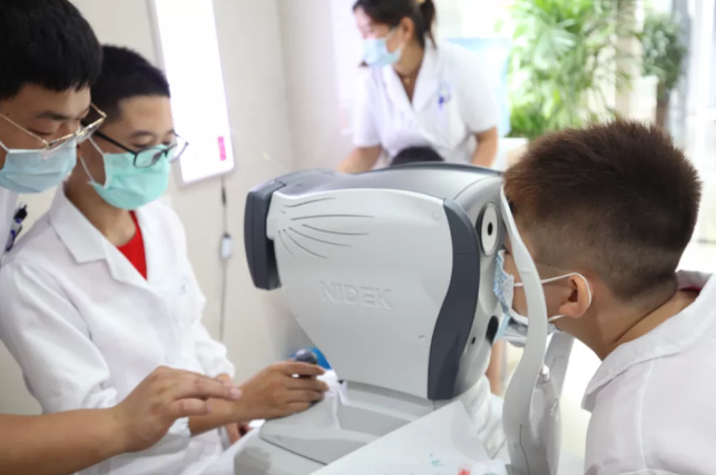 8月2日聊城太阳成tyc7111cc举行我是眼科小医生青少年近视防控宣传活动.png 8月2日聊城太阳成tyc7111cc举行我是眼科小医生青少年近视防控宣传活动.png