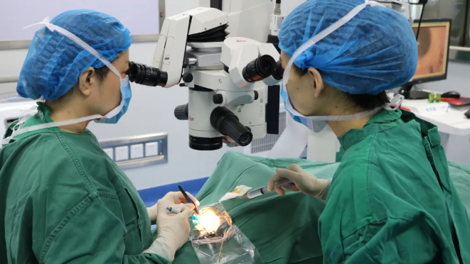 “无镜人生 睛彩上演”ICL患教基地授牌仪式暨近视专家见面会在重庆太阳成tyc7111cc隆重举行2.png “无镜人生 睛彩上演”ICL患教基地授牌仪式暨近视专家见面会在重庆太阳成tyc7111cc隆重举行2.png