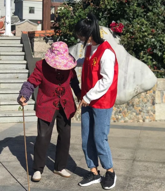 高山上的一抹志愿红—— 厦门眼科中心凤凰花“光明先锋”志愿服务队走进高山村落9.png