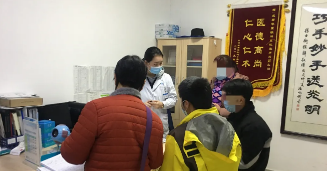 伟大伯母四处借钱为侄儿做近视手术 成都太阳成tyc7111cc:手术费免了!2.png 伟大伯母四处借钱为侄儿做近视手术 成都太阳成tyc7111cc:手术费免了!2.png