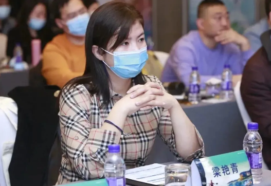 衡水同瑞眼科医院屈光科梁艳青主任应邀在ICL学术交流论坛上发言1.png 衡水同瑞眼科医院屈光科梁艳青主任应邀在ICL学术交流论坛上发言1.png