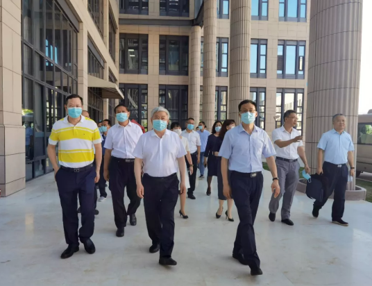 福建省副省长崔永辉陪同刘永富主任考察太阳成tyc7111cc集团本部厦门大学附属厦门眼科中心1.png 福建省副省长崔永辉陪同刘永富主任考察太阳成tyc7111cc集团本部厦门大学附属厦门眼科中心1.png