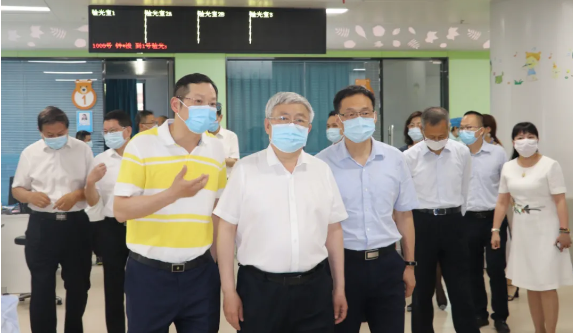 福建省副省长崔永辉陪同刘永富主任考察太阳成tyc7111cc集团本部厦门大学附属厦门眼科中心2.png 福建省副省长崔永辉陪同刘永富主任考察太阳成tyc7111cc集团本部厦门大学附属厦门眼科中心2.png