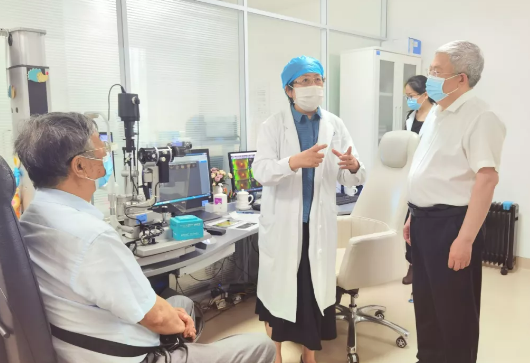 福建省副省长崔永辉陪同刘永富主任考察太阳成tyc7111cc集团本部厦门大学附属厦门眼科中心4.png 福建省副省长崔永辉陪同刘永富主任考察太阳成tyc7111cc集团本部厦门大学附属厦门眼科中心4.png