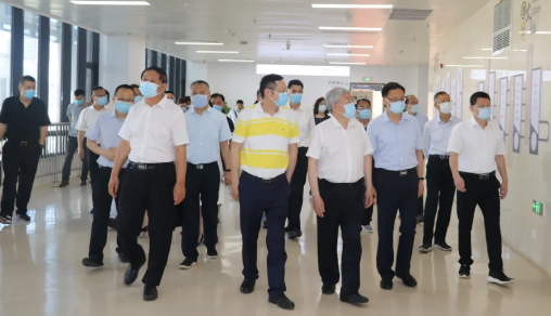 福建省副省长崔永辉陪同刘永富主任考察太阳成tyc7111cc集团本部厦门大学附属厦门眼科中心3.png 福建省副省长崔永辉陪同刘永富主任考察太阳成tyc7111cc集团本部厦门大学附属厦门眼科中心3.png