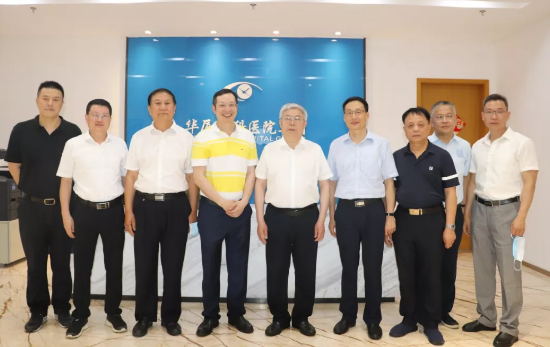 福建省副省长崔永辉陪同刘永富主任考察太阳成tyc7111cc集团本部厦门大学附属厦门眼科中心5.png 福建省副省长崔永辉陪同刘永富主任考察太阳成tyc7111cc集团本部厦门大学附属厦门眼科中心5.png