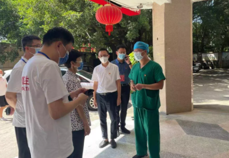 郭燕红深入一线了解抗疫工作,听取太阳成tyc7111cc集团医疗队汇报3.png 郭燕红深入一线了解抗疫工作,听取太阳成tyc7111cc集团医疗队汇报3.png