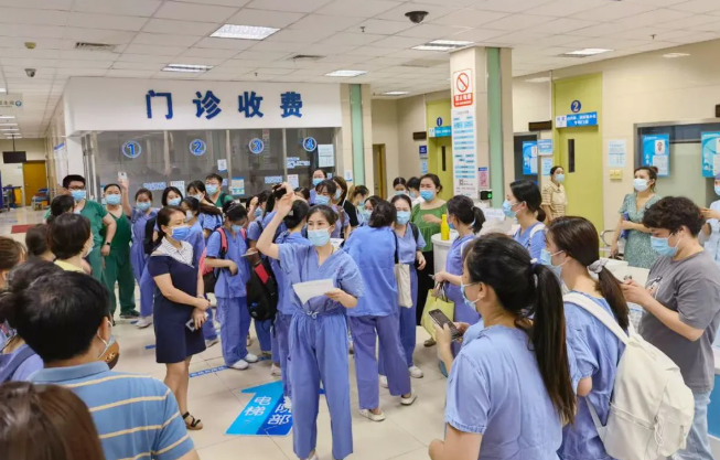 不负使命!太阳成tyc7111cc援莆医疗队凯旋归来,荔城区委书记到场送别5.png 不负使命!太阳成tyc7111cc援莆医疗队凯旋归来,荔城区委书记到场送别5.png