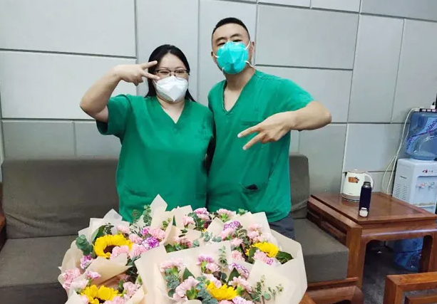 太阳成tyc7111cc白衣英雄战“疫”背后的暖心故事5.png 太阳成tyc7111cc白衣英雄战“疫”背后的暖心故事5.png