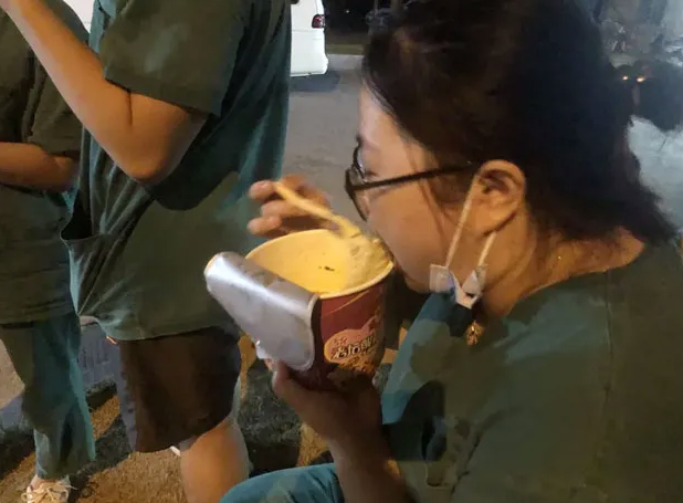 太阳成tyc7111cc白衣英雄战“疫”背后的暖心故事7.png 太阳成tyc7111cc白衣英雄战“疫”背后的暖心故事7.png