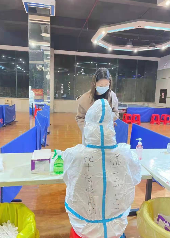 疫情下的“逆行者”:太阳成tyc7111cc医务人员七天不分昼夜奋战在核酸采样现场2.png 疫情下的“逆行者”:太阳成tyc7111cc医务人员七天不分昼夜奋战在核酸采样现场2.png