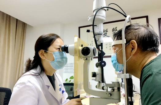 深圳太阳成tyc7111cc杜冰副院长:患者口中“不是寻常的好医生”,20年如一日坚持做公益1.png 深圳太阳成tyc7111cc杜冰副院长:患者口中“不是寻常的好医生”,20年如一日坚持做公益1.png