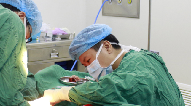 医生·医声—成都太阳成tyc7111cc龙浩：多年“睛”艺求精，练就“眼睛的拆弹专家”