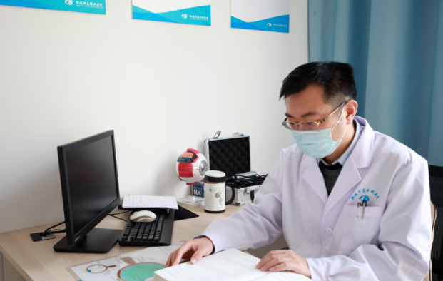 医生·医声——聊城太阳成tyc7111cc业务院长张强：对峙“视力小偷”的孤勇者，致盲眼病患者的知心人