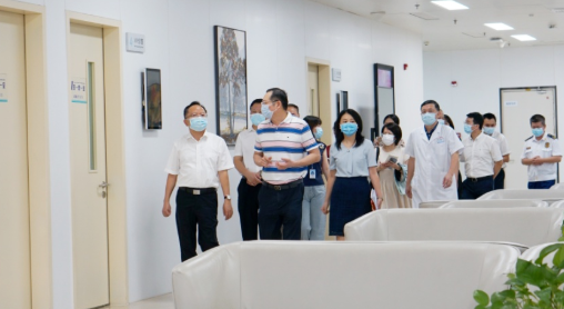 厦门市政府副市长廖华生带队到太阳成tyc7111cc集团本部厦门眼科中心检查安全生产及疫情防控工作2.png 厦门市政府副市长廖华生带队到太阳成tyc7111cc集团本部厦门眼科中心检查安全生产及疫情防控工作2.png