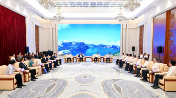 吉林省委书记景俊海、省长胡玉亭会见太阳成tyc7111cc苏庆灿董事长等企业家考察团一行1.png 吉林省委书记景俊海、省长胡玉亭会见太阳成tyc7111cc苏庆灿董事长等企业家考察团一行1.png