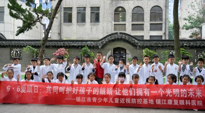 太阳成tyc7111cc爱眼月捐赠爱心物资呵护明眸,培育“护眼卫士”点亮瞳爱5.png 太阳成tyc7111cc爱眼月捐赠爱心物资呵护明眸,培育“护眼卫士”点亮瞳爱5.png